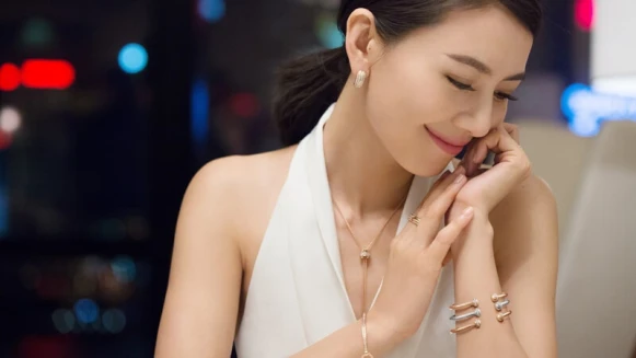 當代女性的優雅魅力！高圓圓演繹伯爵Possession系列