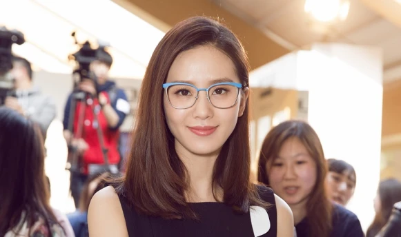 劉詩詩「有框架也迷人」 幸福人妻大秀「四眼美女」時尚風