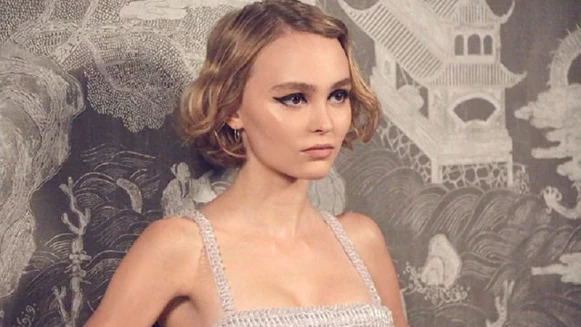 時尚新寵兒莉莉蘿絲・戴普代言Chanel全新 N°5 L’EAU 香水