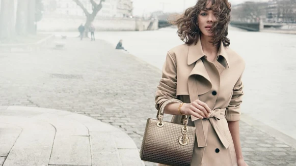 藏匿在塞納河畔的新寵兒！Lady Dior玩出經典包的優雅與率性