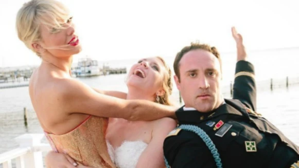 怎麼能不愛她!泰勒絲驚喜現身歌迷婚禮 送卡片、自彈自唱超暖心