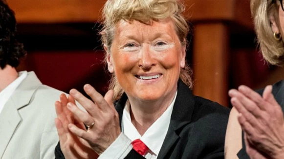 什麼都難不倒梅姨!梅莉史翠普畫橘臉、啤酒肚反串川普像慘了