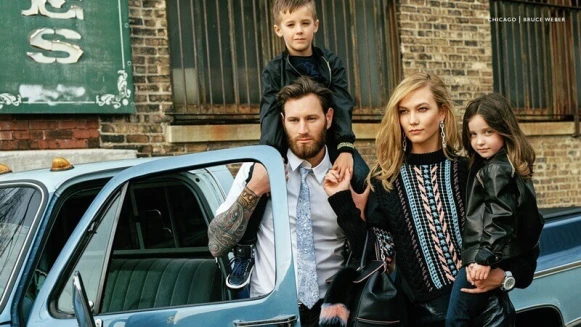 最時髦的一家親！Gigi Hadid、Karlie Kloss為Versace扮媽咪