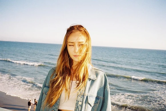 簡單到像穿制服，立刻可以滾出門的夏日穿搭，還不來看？