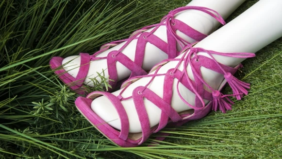 Runway HighLights 春夏配件趨勢看這裡：交織線條勾勒出性感的步伐