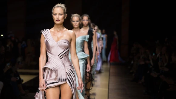 巧奪天工的立體裁剪！ATELIER VERSACE秋冬高訂既性感又高雅