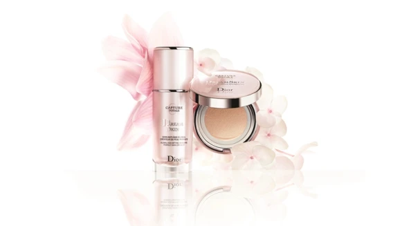 帶著少女般的粉嫩光感！Dior全新夢幻美肌氣墊粉餅秒開啟光霧美肌模式