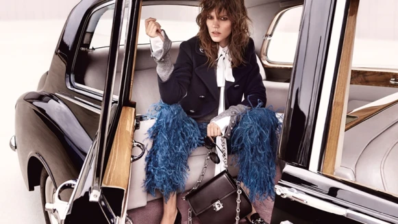 兼具華麗與復古！超模Erichsen個性演繹2016 Michael Kors秋冬廣告