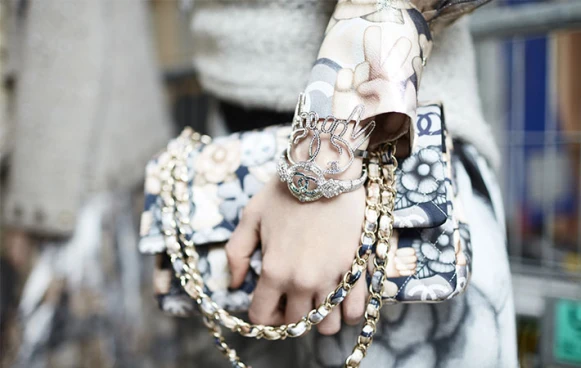 你沒發現的香奈兒童心！CHANEL秋冬竟藏了這麼多Emoji表情符號