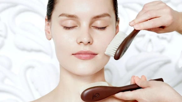 【美妝週末報】起床1分鐘乾刷，刷出超緊實小顏Massage(附步驟教學)