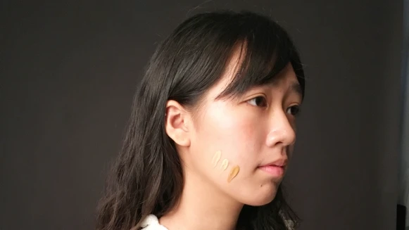 【美妝週末報】彩妝師親授：把握黃金30秒，保證挑對粉底液色號！