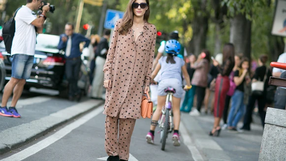 穿睡衣上班真的可以嗎？看時裝大秀學如何第一次穿睡衣上班就上手！