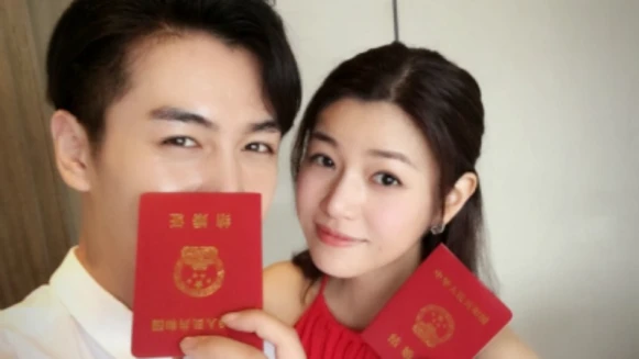 生下健康男寶寶!陳妍希正式當媽,po全家幸福手指照