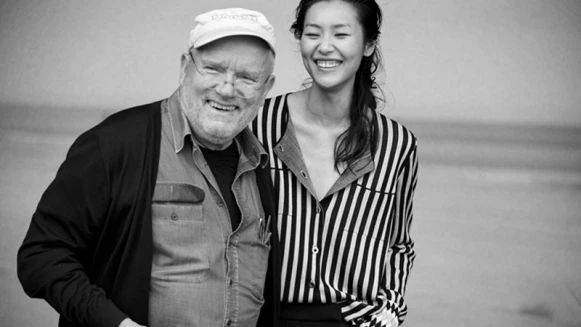 非黑即白的寫實鏡頭！劉雯優雅詮釋Giorgio Armani秋冬廣告