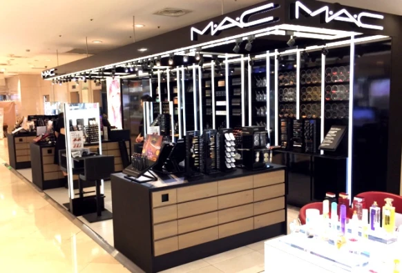 神手就是不一樣！M.A.C氣墊粉餅新用法，搭配專用刷子秒造完美底妝！