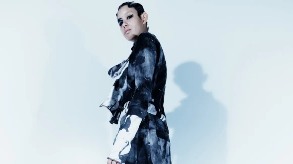 黑暗烏鴉、優雅貓咪、邪惡大眼睛！Marc Jacobs秋冬印花出自藝術家Tabboo！之手