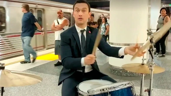 帥暈!喬瑟夫高登李維挑戰地鐵超狂打鼓秀