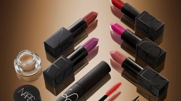 用雙唇就能挑逗你！NARS全新惹火唇膏再度攻陷化妝包