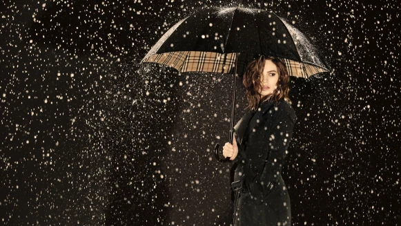天！也太迷人 Lily James夜雨中性感揮霍My Burberry Black