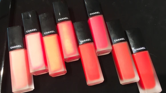 香奈兒首度推初「唇露」，超炫耀絲絨唇露擦上30秒從光澤變成霧面唇，絕美#140必收