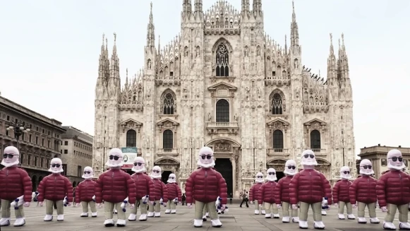 大批娃娃快閃米蘭街頭！Moncler秋冬形象大使太可愛