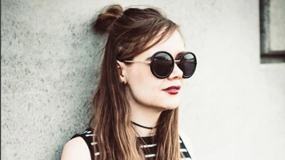 【333髮型教室第一彈】 潮人都愛！帶著秋意小浪漫 丸子半丸子隨性3步驟搞定！