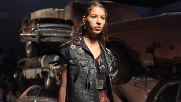 【紐約時裝週】兼具復古與潮流！Coach展現壞女孩的狂野奔放