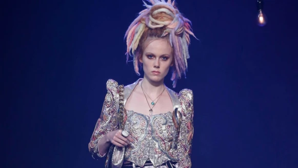 【紐約時裝週】燦爛星光中劃下句點！彩色雷鬼頭、天鵝絨毛草、厚底羅馬靴Marc Jacobs春夏大秀超多亮點