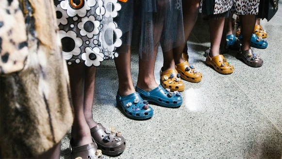 【倫敦時裝週】布希鞋登上秀台！Christopher Kane：「有些人認為它很醜，但我愛它天真而樸拙的樣子」