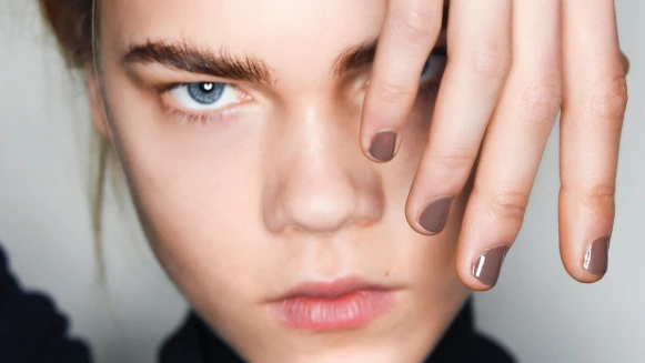 火焰橘、暗酒紅、濃郁咖啡…秋日溫暖指彩顏色特輯