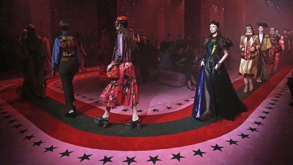 【米蘭時裝週】古典扇子、中式繩結、訂製帽、超狂輪廓，Gucci 2017春夏秀場上不能錯過的元素！