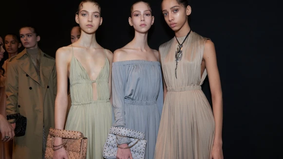 鞋控們注意！Valentino最受歡迎的Rockstud Spike搖滾手袋推出延伸鞋款