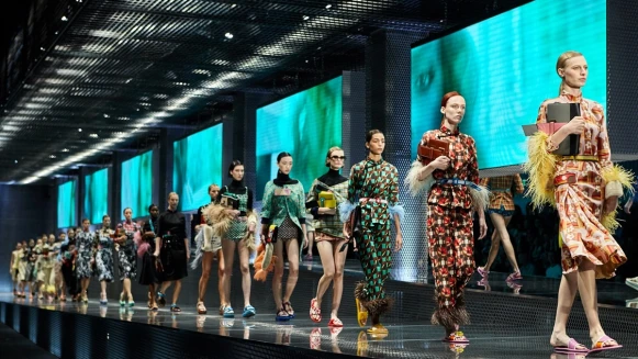 【米蘭時裝週】中國風與現代風的混搭衝擊！PRADA 2017春夏系列米蘭登場