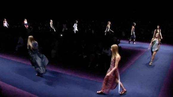 【米蘭時裝週】打造時髦休閒運動裝束！VERSACE 2017春夏大秀祭出超模軍團應戰