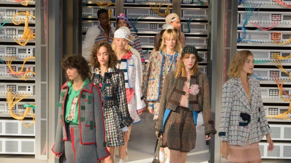 【巴黎時裝週】機器人走秀開場！CHANEL 2017春夏打造時髦科技中心 