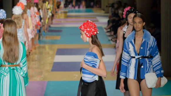 【巴黎時裝週】復古高腰泳裝搶開場！Miu Miu打造春夏粉嫩系海灘派對