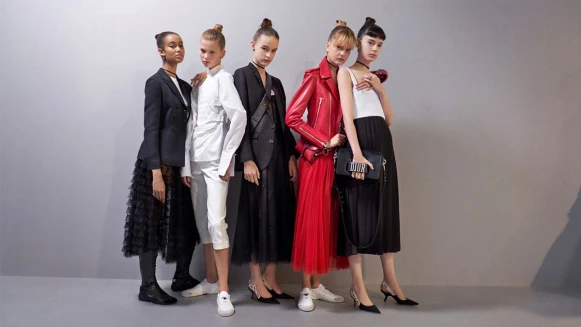 【巴黎時裝週】實穿又具女人味！Dior第一位女性總監打造時髦女性的時裝盔甲