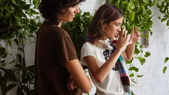 UGG首度攜手時尚謬思Alexa Chung 執導Classic系列廣告