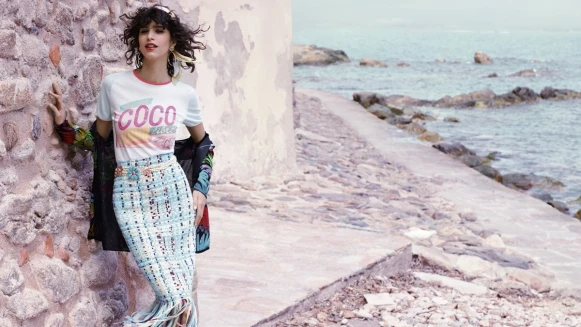 沙灘、陽光的南法度假風！老佛爺執掌CHANEL 2017Cruise系列形象片