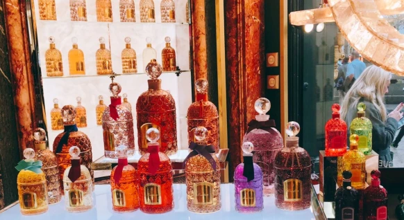 Guerlain 嬌蘭訂製級香水 魔幻色彩美得不可思議