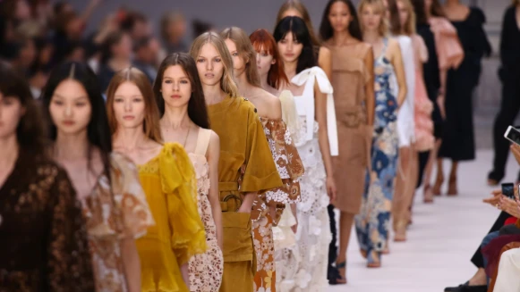【巴黎時裝週】散發小女人的甜美！Chloé春夏大秀展現法式純真風格