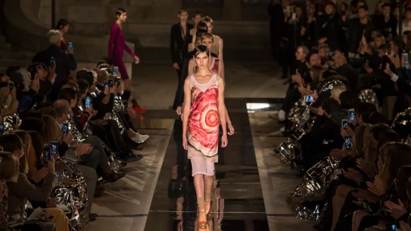 【巴黎時裝週】女式西裝、連身襯裙...GIVENCHY終持不變的印花壓紋新時代！