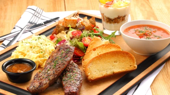 睡到下午也能吃！TGI FRIDAYS推出法式鑲料吐司、紐奧良雞肉鬆餅…共7道美味早午餐