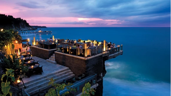 懸崖、冰宮、診所… 世界11個獨特風格酒吧