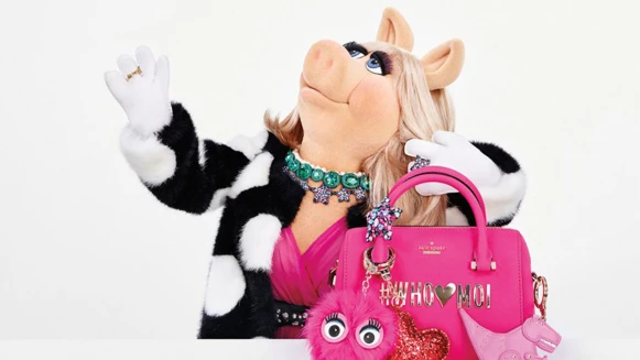 最萌代言人！Kate Spade X Miss Piggy豬小姐推出聯名聖誕系列