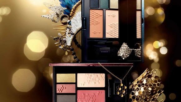 蜂巢、魚鱗珠寶系彩妝極簡即美！SUQQU 推出Ayaka Nishi聯名聖誕彩妝組