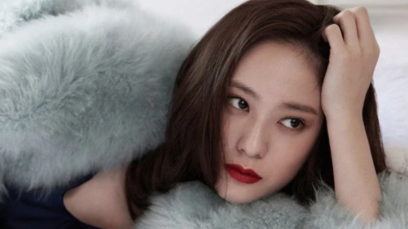 琺瑯瓷釉光成韓妞新寵！瓷器般妝容的眼彩、唇膏太生火