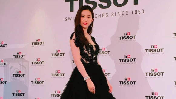 劉亦菲：「我喜歡把話刻在腕錶上，可讓對方時刻感受到關心，別具意義。」