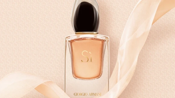 小燭台的優雅瓶身！Giorgio Armani全新 Sì 女性香精粉嫩太誘人
