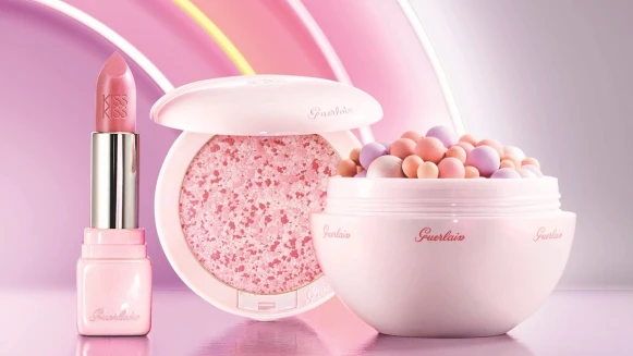 捕捉了彩虹光芒的幻彩流星蜜粉球、宛如玫瑰花瓣顏色的唇膏，嬌蘭2017春妝充滿粉嫩少女心